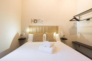 1 dormitorio con 1 cama con toallas en HISTORICAL CENTER OLLERIAS en Málaga