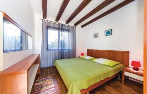 Łóżko lub łóżka w pokoju w obiekcie Holiday Home Bibinjskih Mlikaric Bb Iv