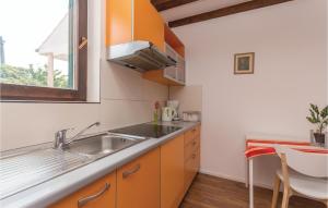 Kuchnia lub aneks kuchenny w obiekcie Holiday Home Bibinjskih Mlikaric Bb Iv