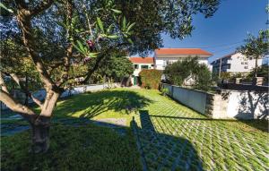 Ogród w obiekcie Holiday Home Bibinjskih Mlikaric Bb Iv