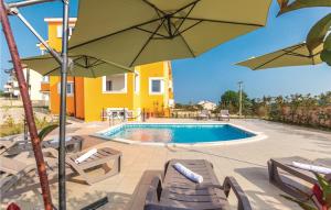 The swimming pool at or close to Cozy Apartment In Premantura With Wifi