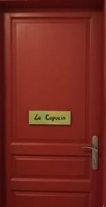 Eine rote Tür mit einem Schild, das la carrulli liest. in der Unterkunft Accostage Vieux-Port - Appartements & Parking en option in La Ciotat