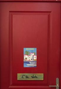 uma porta vermelha com um sinal que lê o verbo lle em Accostage Vieux-Port - Appartements & Parking en option em La Ciotat