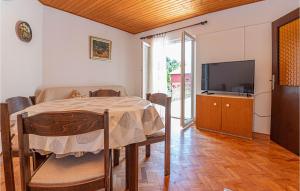 TV a/nebo společenská místnost v ubytování Two-Bedroom Apartment In Jadrija