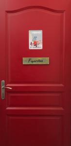 uma porta vermelha com um sinal em cima dela em Accostage Vieux-Port - Appartements & Parking en option em La Ciotat