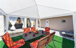 Khu vực ghế ngồi tại Two-Bedroom Holiday Home In Sukosan