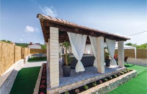 Vườn quanh Two-Bedroom Holiday Home In Sukosan +21 ảnh