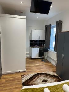 uma sala de estar com uma porta de correr e uma cozinha em Wns HOTEL em Londres