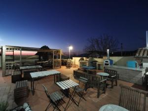 un patio con mesas y sillas por la noche en Country House Trevi Umbria Borghetto Vetuliae, en Santa Maria in Valle