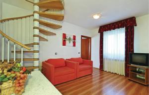 พื้นที่นั่งเล่นของ Stunning Apartment In Tar-vabriga With 2 Bedrooms And Wifi