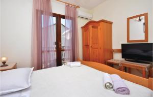 sypialnia z łóżkiem i dwoma ręcznikami na nim w obiekcie Apartment Jelsa 07 w mieście Jelsa