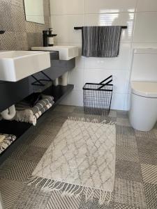 een badkamer met een wastafel en een toilet bij Napier Apartment Ahuriri in Napier