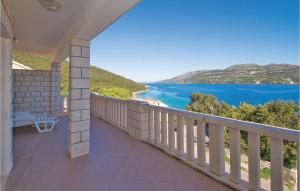 balcón con vistas al océano en Gorgeous Apartment In Korcula With Kitchen, en Korčula