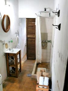 y baño con ducha, lavabo y aseo. en Doña Isabel 1 en Gualeguay