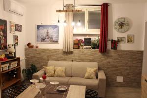 - un salon avec un canapé et une table dans l'établissement Zisa Home ai Cantieri Culturali, à Palerme