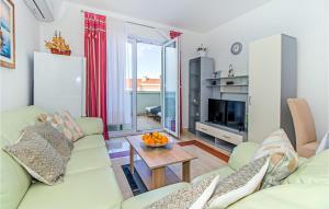 a living room with a couch and a table at Lovely Apartment In Selce With Wifi in Selce
