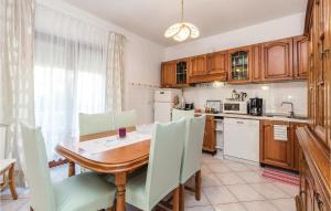 Kuchyň nebo kuchyňský kout v ubytování 2 Bedroom Cozy Apartment In Matulji
