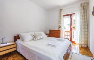 Postel nebo postele na pokoji v ubytování 2 Bedroom Cozy Apartment In Matulji