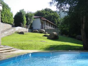 um quintal com uma casa e um quintal com pedras em Hotel Rural Quinta de Novais em Arouca mais 34 fotografias