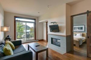 Postel nebo postele na pokoji v ubytování Deluxe Suite-sur-Lac Superieur - Tremblant Versant Nord