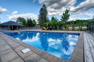 Bazén v ubytování Deluxe Suite-sur-Lac Superieur - Tremblant Versant Nord nebo v jeho okolí