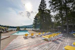 Bazén v ubytování Deluxe Suite-sur-Lac Superieur - Tremblant Versant Nord nebo v jeho okolí