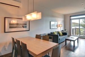 Posezení v ubytování Deluxe Suite-sur-Lac Superieur - Tremblant Versant Nord