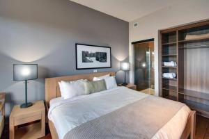 Postel nebo postele na pokoji v ubytování Deluxe Suite-sur-Lac Superieur - Tremblant Versant Nord