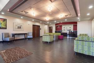 Großes Zimmer mit einem Tisch und Stühlen. in der Unterkunft Comfort Inn & Suites Artesia in Artesia