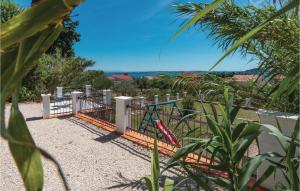 brama z rowerem przed nią w obiekcie Holiday Home Klarinska Br, Iv w mieście Preko