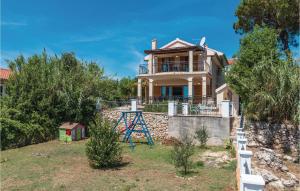 dom z ogródkiem z huśtawką w obiekcie Holiday Home Klarinska Br, Iv w mieście Preko