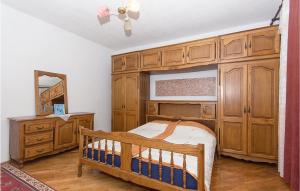 Ліжко або ліжка в номері Beautiful Apartment In Selo Rakalj With Wifi