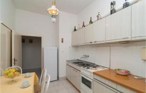 Kuchyň nebo kuchyňský kout v ubytování Two-Bedroom Apartment In Supetar