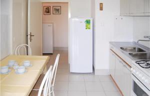 Kuchyň nebo kuchyňský kout v ubytování Two-Bedroom Apartment In Supetar