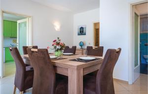 Posedenie v ubytovaní Three-Bedroom Apartment In Rogoznica