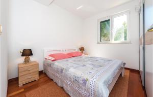Posteľ alebo postele v izbe v ubytovaní Three-Bedroom Apartment In Rogoznica
