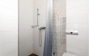 Kúpeľňa v ubytovaní Three-Bedroom Apartment In Rogoznica