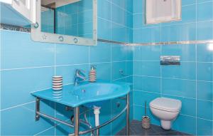 Kúpeľňa v ubytovaní Three-Bedroom Apartment In Rogoznica