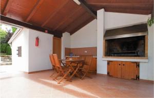 ein Esszimmer mit einem Tisch und Stühlen in der Unterkunft Gorgeous Apartment In Rovinj With Kitchen in Rovinj