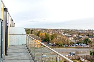 einen Balkon mit Blick auf einen Parkplatz in der Unterkunft Attractive 2 Bedroom Penthouse with free Parking in Romford