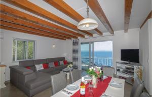salon z kanapą i telewizorem w obiekcie Nice Home In Blato With House Sea View w mieście Blato