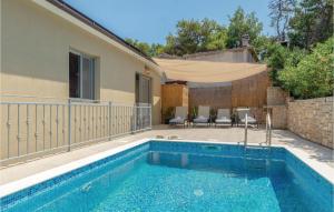 basen przed domem w obiekcie Nice Home In Blato With House Sea View w mieście Blato