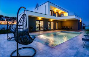 Hồ bơi trong/gần Gorgeous Home In Premantura With Wifi