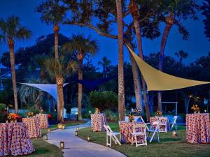 una mesa preparada para una boda nocturna con palmeras en Sonesta Resort Hilton Head Island en Hilton Head Island