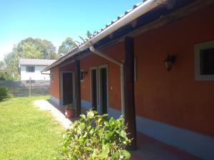 una casa naranja con una planta delante en ITALIA RANCH, en Punta del Este