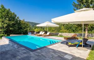 Bazén v ubytování Three-Bedroom Holiday Home In Slunj nebo v jeho okolí
