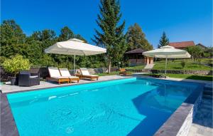 Bazén v ubytování Three-Bedroom Holiday Home In Slunj nebo v jeho okolí + 37 fotografií