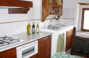 una cocina con 2 botellas de vino en la barra en Agriturismo Torraiolo, en Barberino di Val d'Elsa