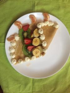 un plato blanco con una rebanada de pizza con frutas y frutos secos en Casa Dolcecr, en Esterillos