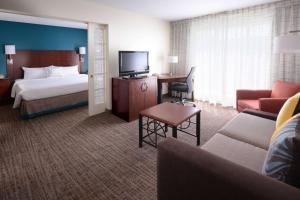 a hotel room with a bed and a tv at Sonesta ES Suites Dallas Medical Market Center in Dallas